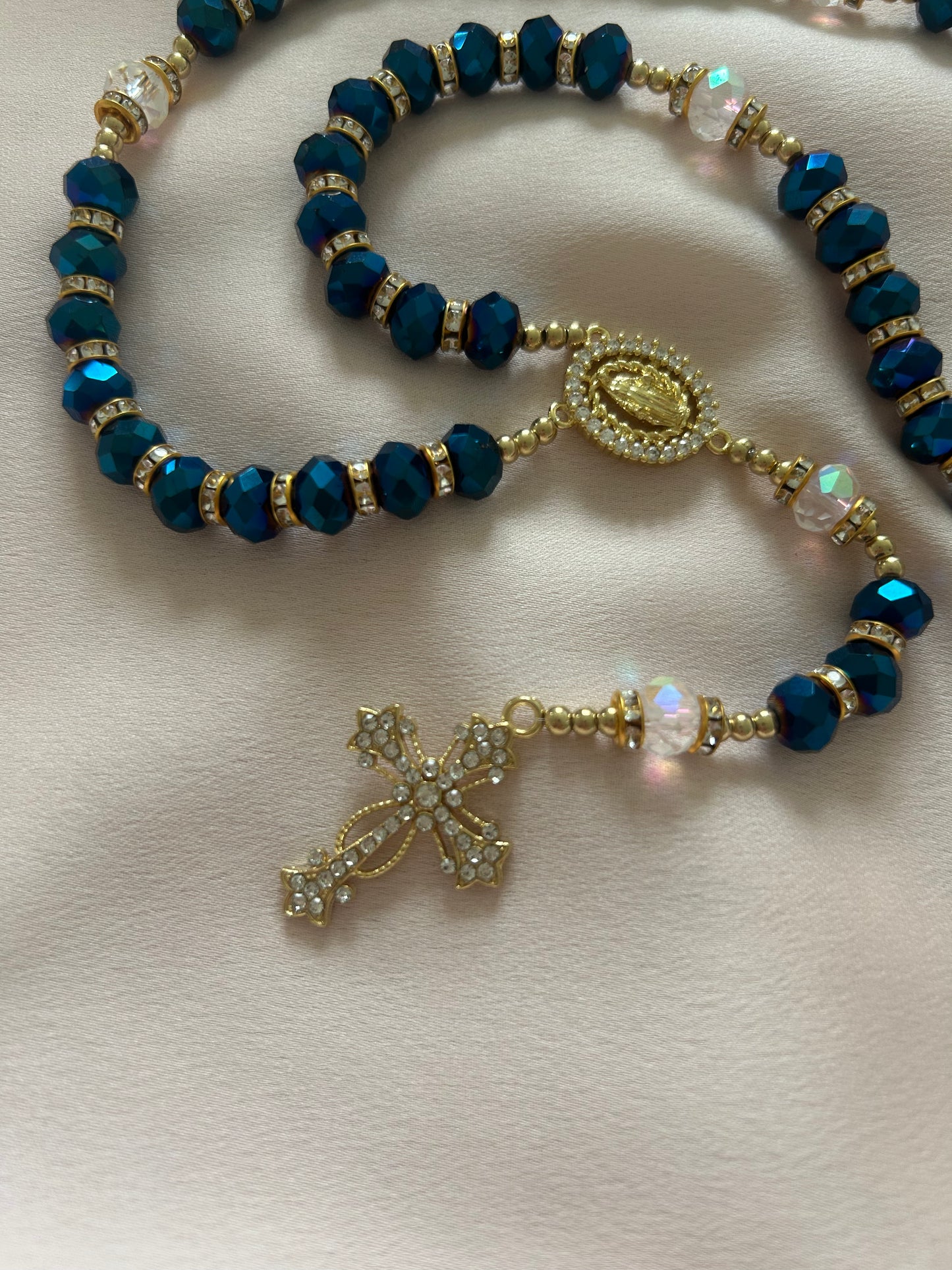 Chapelet doré et bleu nuit The Delicate Rosary