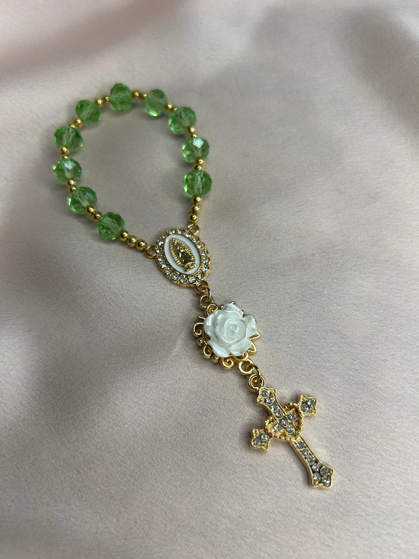 Dizainier doré et vert acidulé avec rose blanche, attache amovible pour téléphone The Delicate Rosary