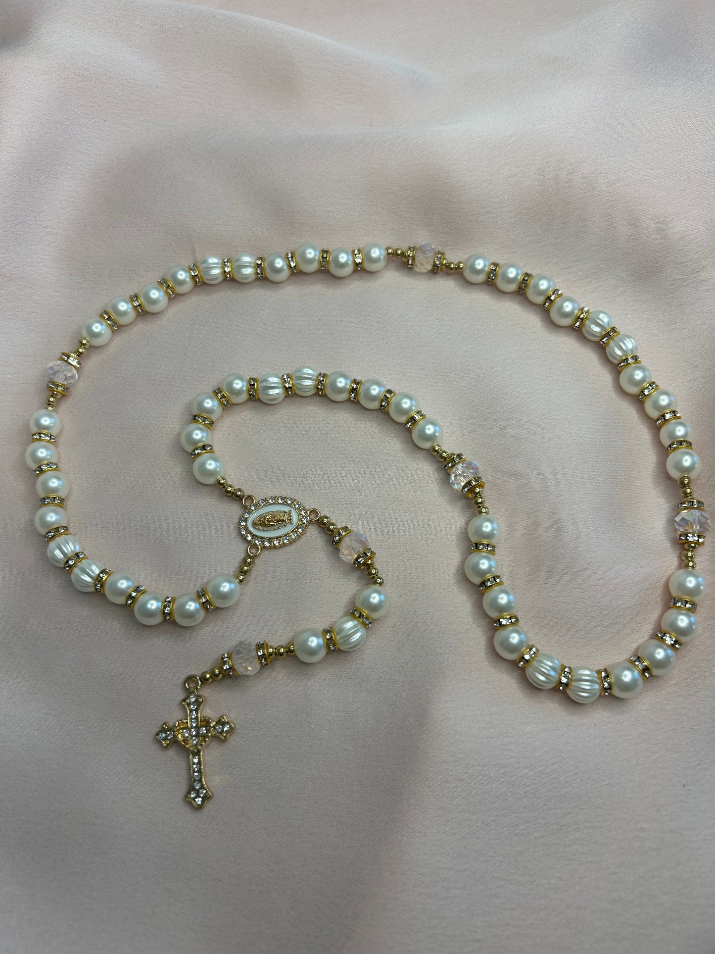 Chapelet doré et blanc avec perles texturées et croix avec cœur The Delicate Rosary