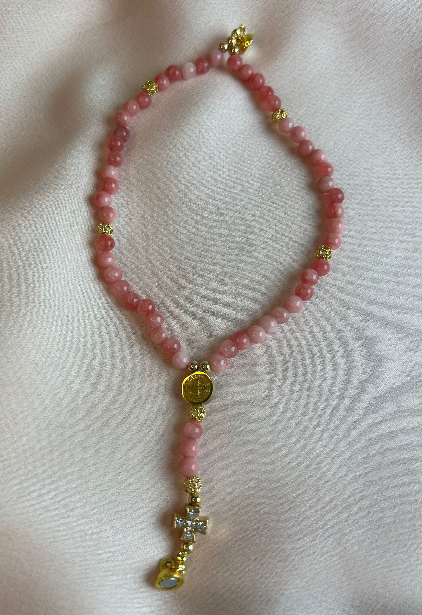 Bracelet-chapelet miniature, angélite rouge et plaqué or The Delicate Rosary