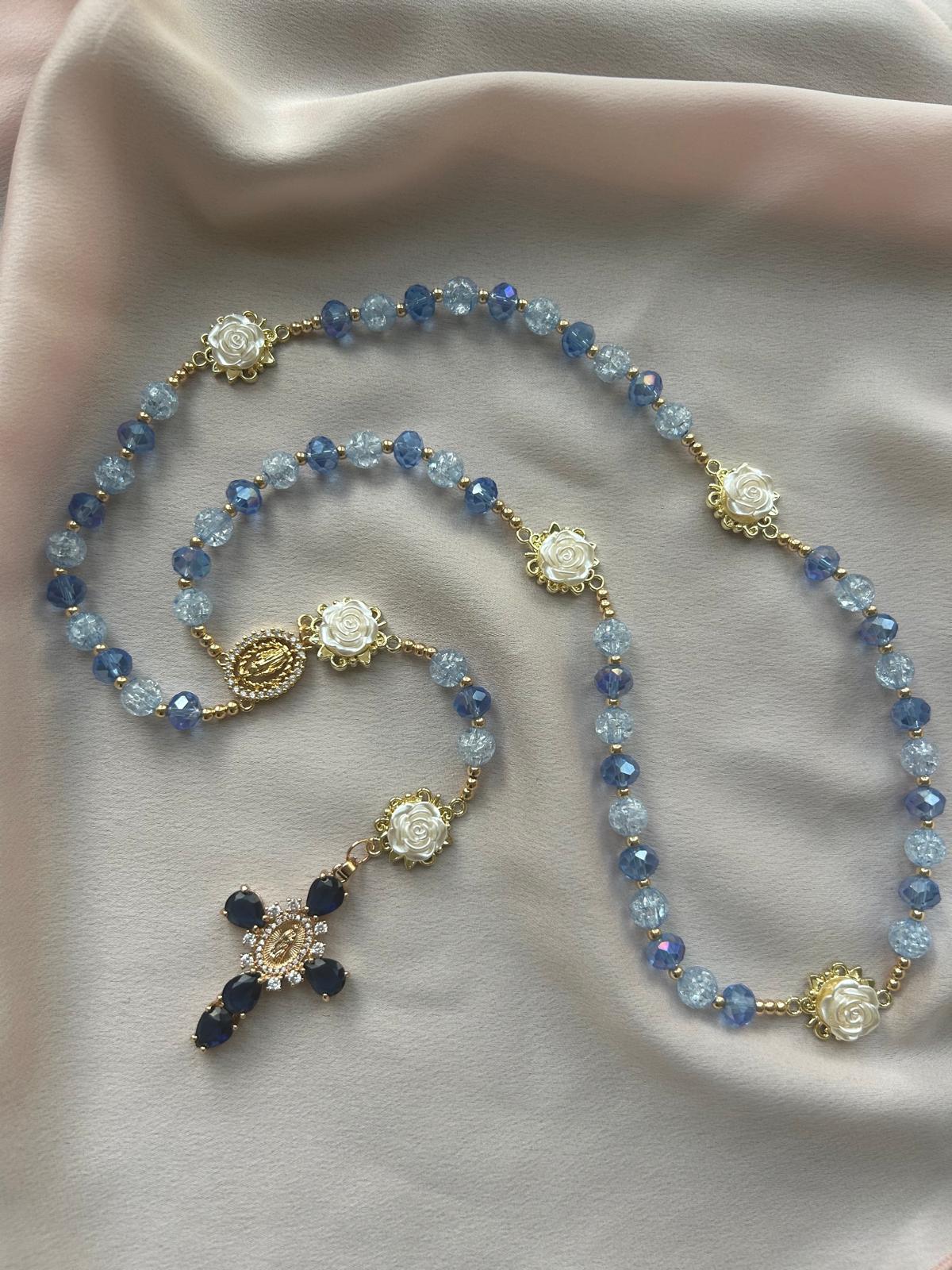 Chapelet doré aux deux teintes de bleu et fleurs blanches en résine The Delicate Rosary