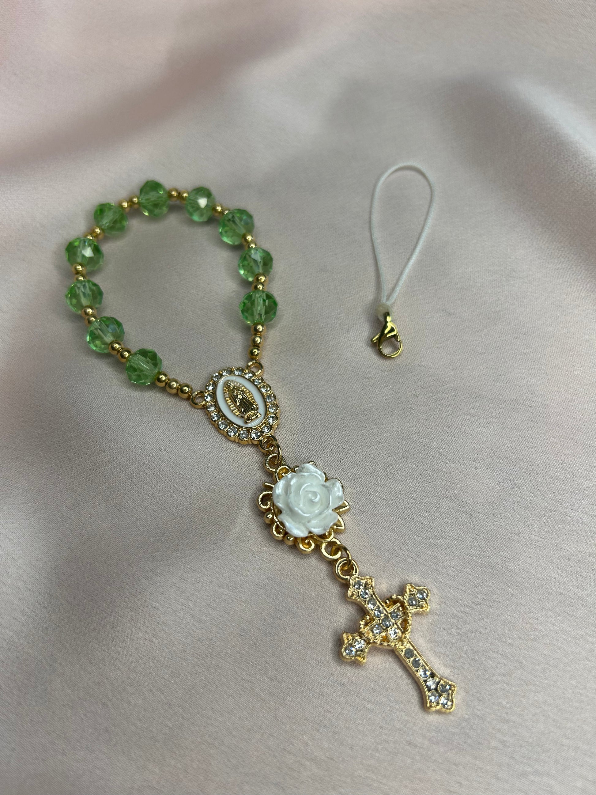 Dizainier doré et vert acidulé avec rose blanche, attache amovible pour téléphone The Delicate Rosary