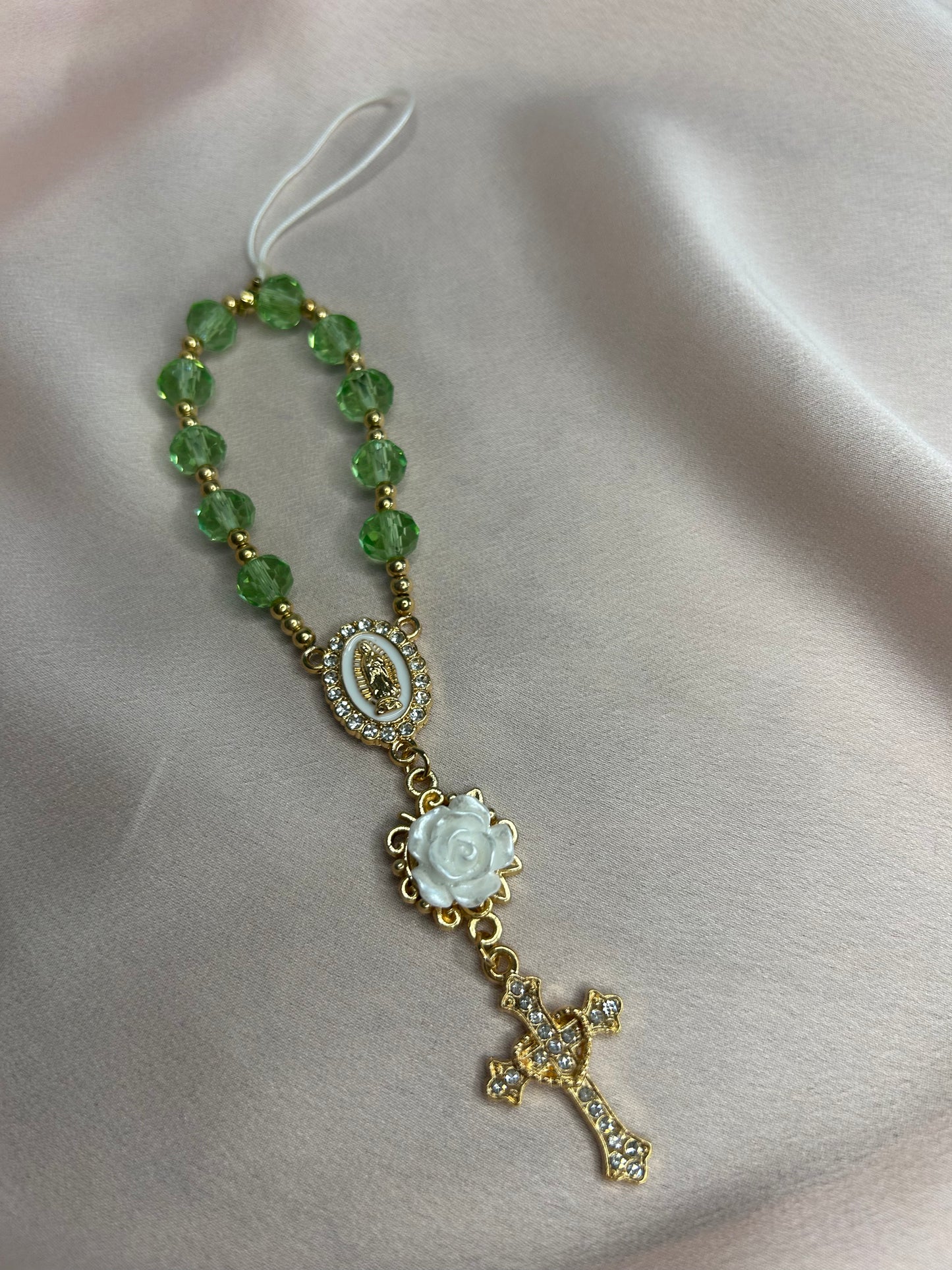 Dizainier doré et vert acidulé avec rose blanche, attache amovible pour téléphone The Delicate Rosary