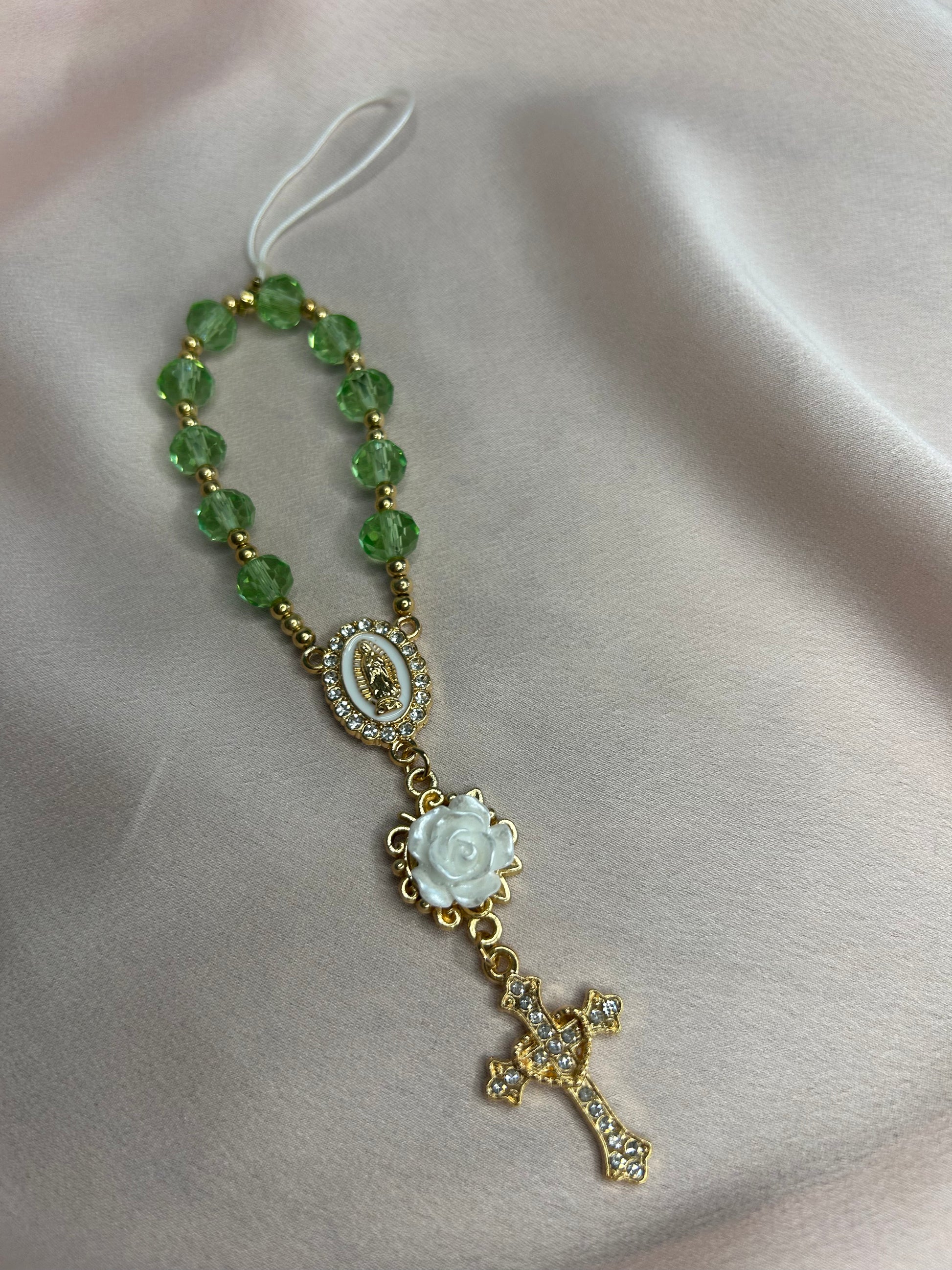 Dizainier doré et vert acidulé avec rose blanche, attache amovible pour téléphone The Delicate Rosary