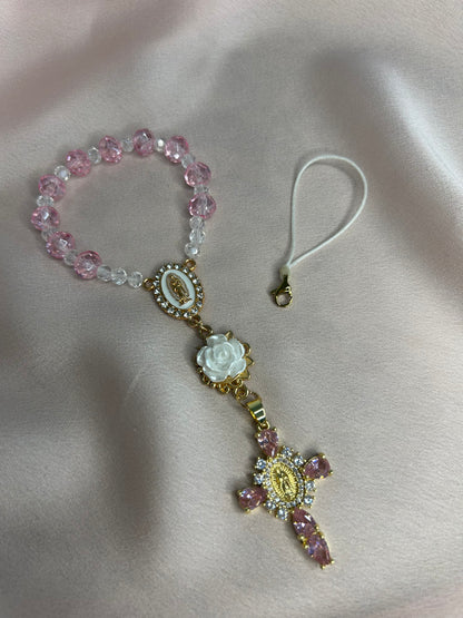 Dizainier doré avec perles rose clair et transparentes, attache pour téléphone amovible The Delicate Rosary