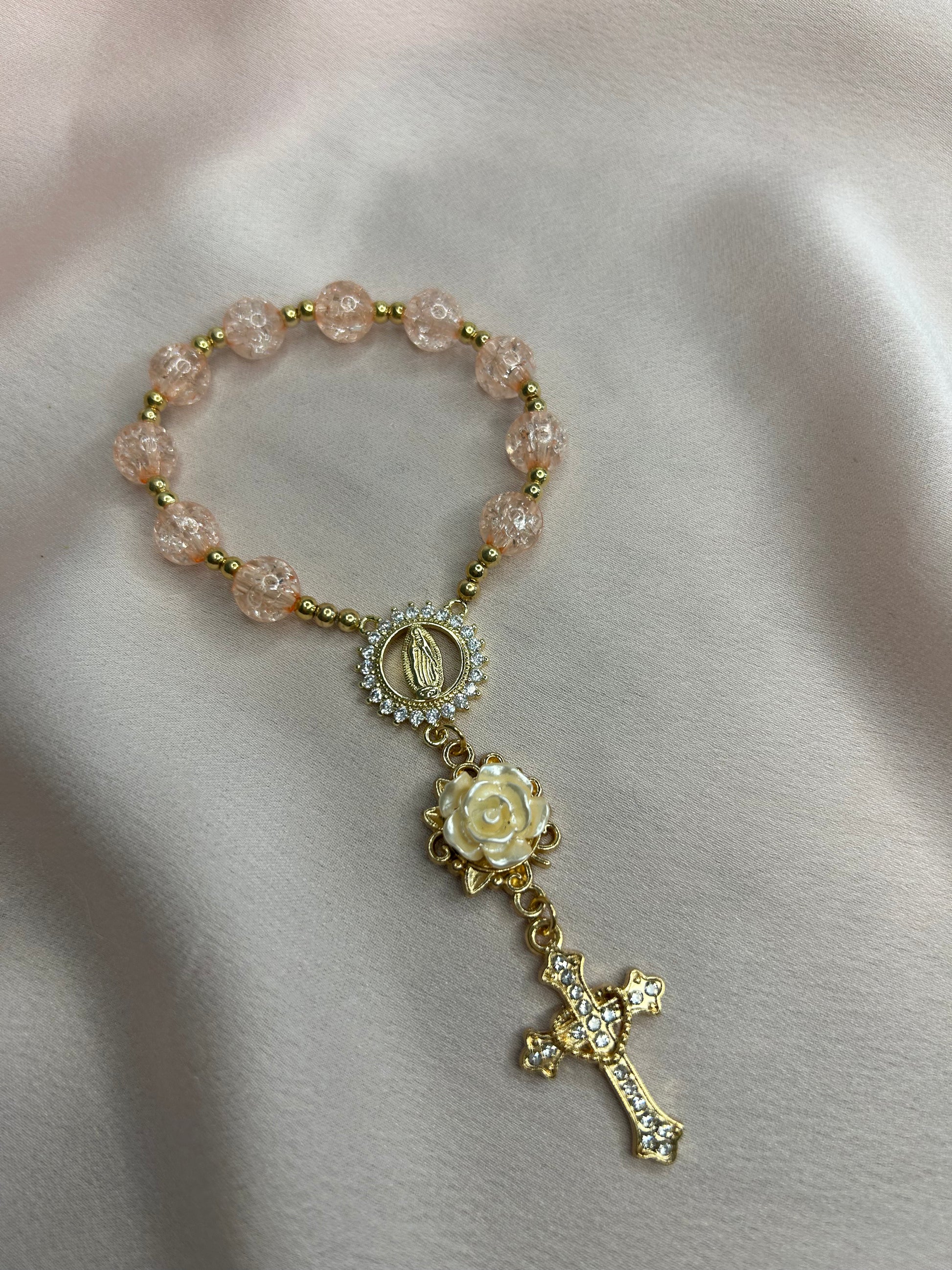 Dizainier doré et pêche avec rose beige et attache amovible pour téléphone The Delicate Rosary