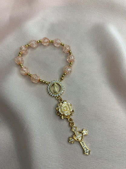 Dizainier doré et pêche avec rose beige et attache amovible pour téléphone The Delicate Rosary