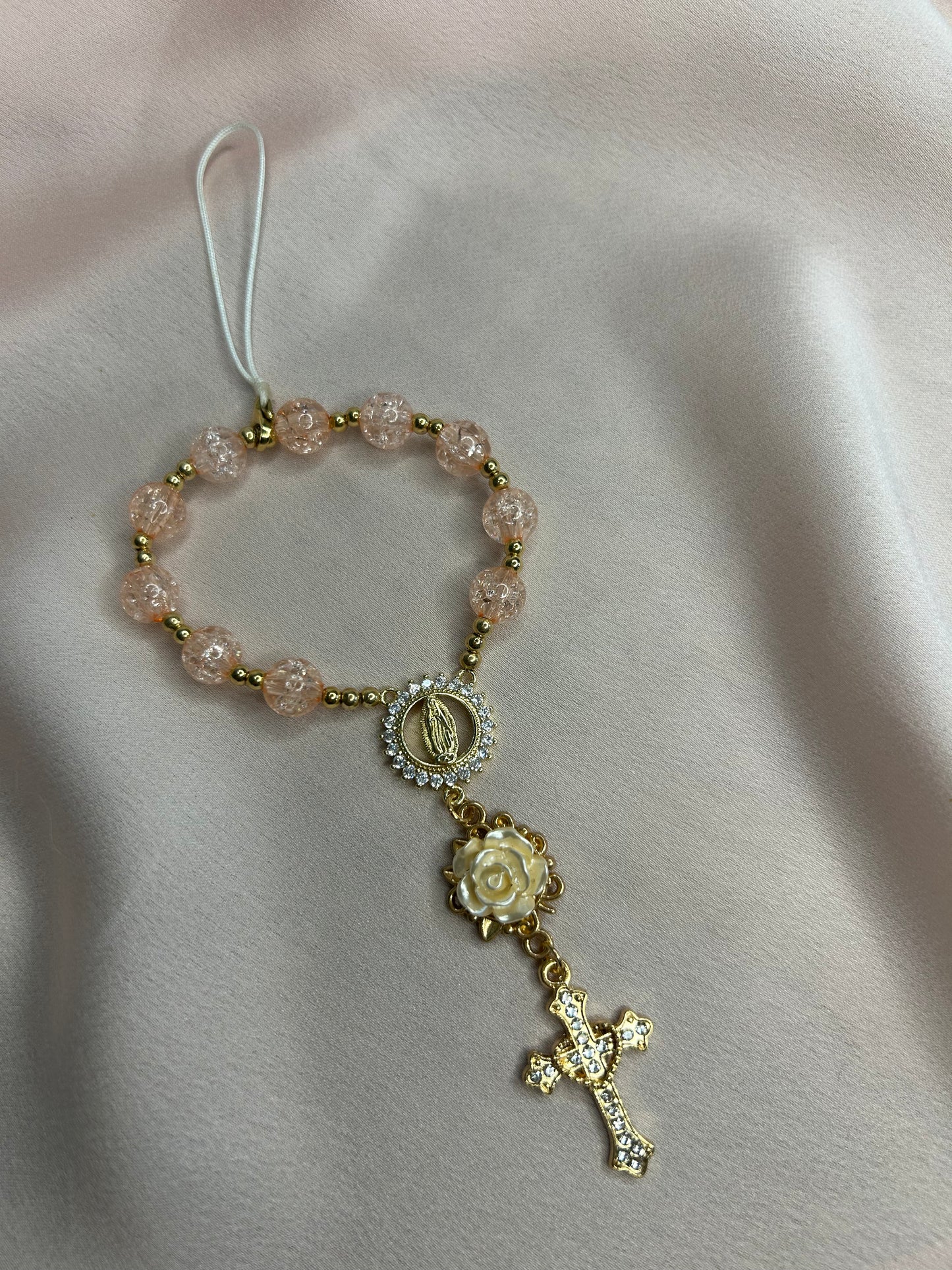 Dizainier doré et pêche avec rose beige et attache amovible pour téléphone The Delicate Rosary