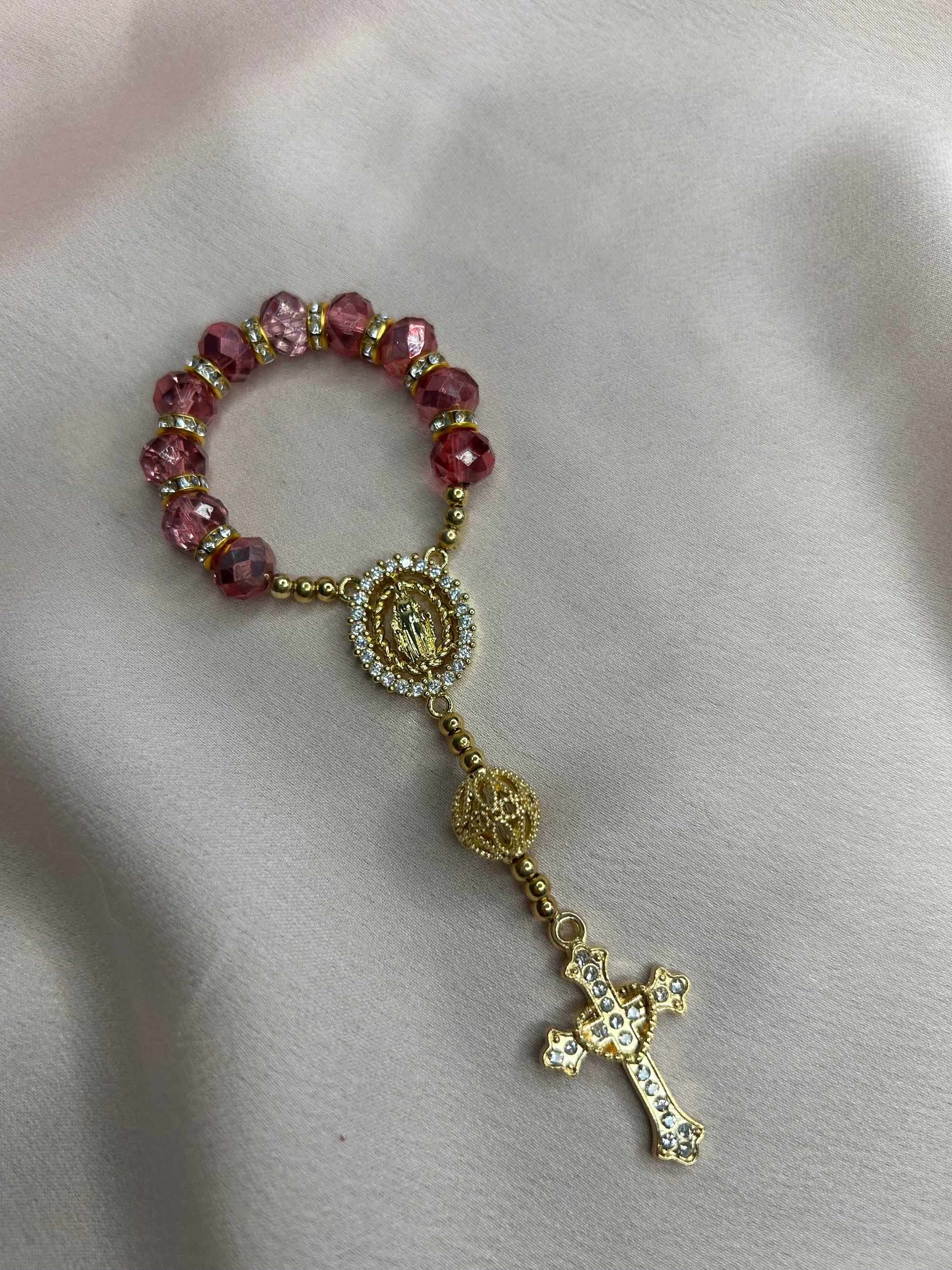 Dizainier pourpre et doré avec perle ajourée en laiton plaqué or et attache amovible pour téléphone The Delicate Rosary