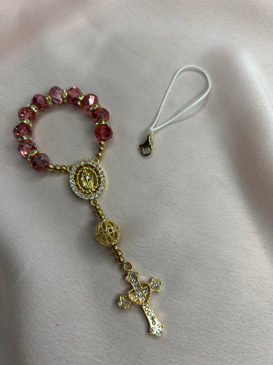 Dizainier pourpre et doré avec perle ajourée en laiton plaqué or et attache amovible pour téléphone The Delicate Rosary