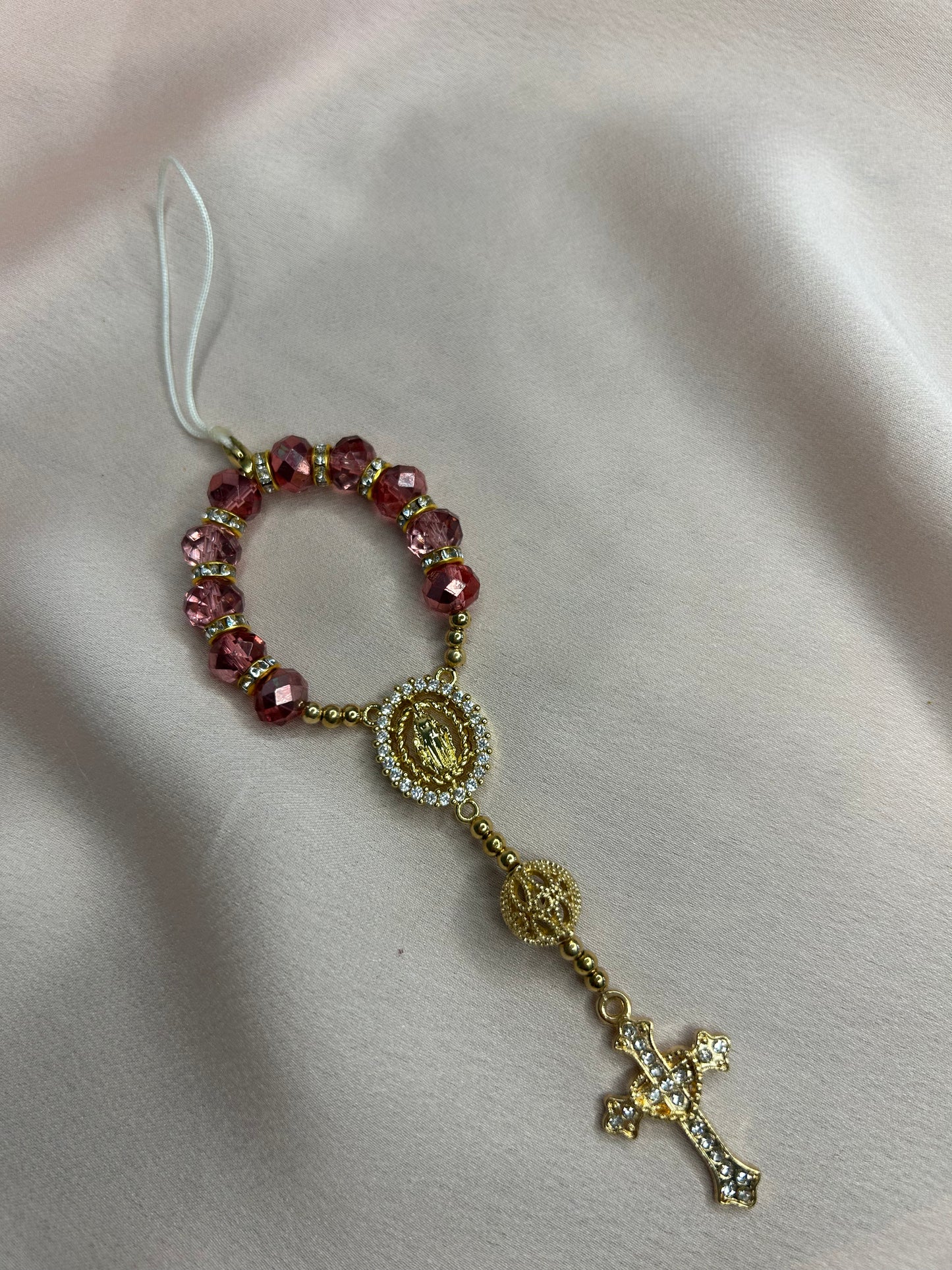 Dizainier pourpre et doré avec perle ajourée en laiton plaqué or et attache amovible pour téléphone The Delicate Rosary