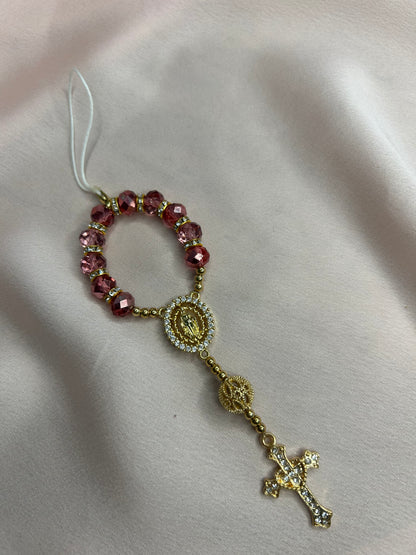 Dizainier pourpre et doré avec perle ajourée en laiton plaqué or et attache amovible pour téléphone The Delicate Rosary