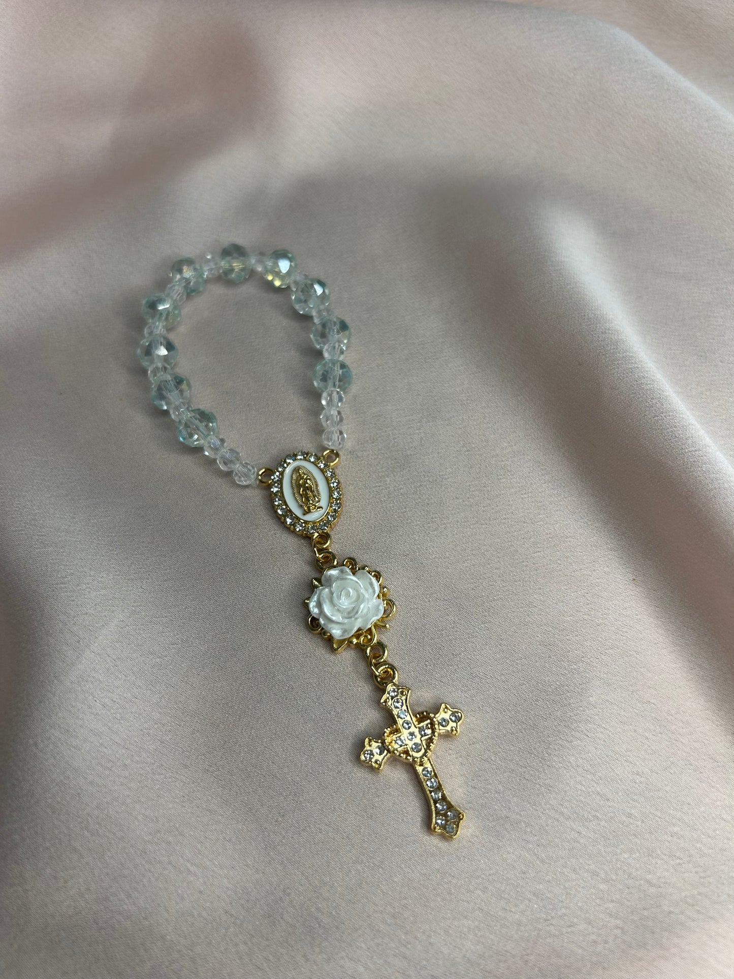 Dizainier doré et vert d’eau avec rose blanche et croix cœur, attache pour téléphone amovible The Delicate Rosary