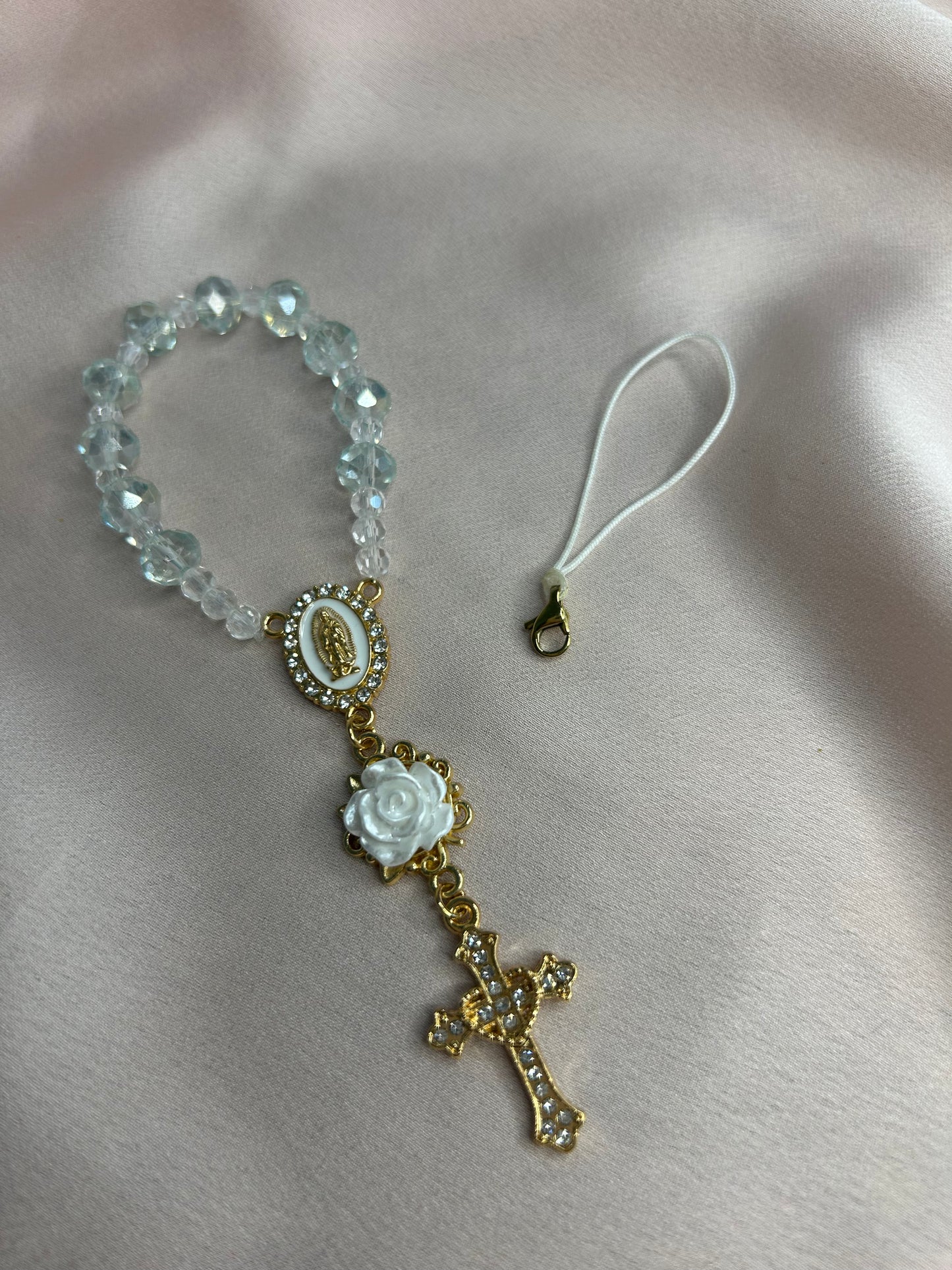 Dizainier doré et vert d’eau avec rose blanche et croix cœur, attache pour téléphone amovible The Delicate Rosary