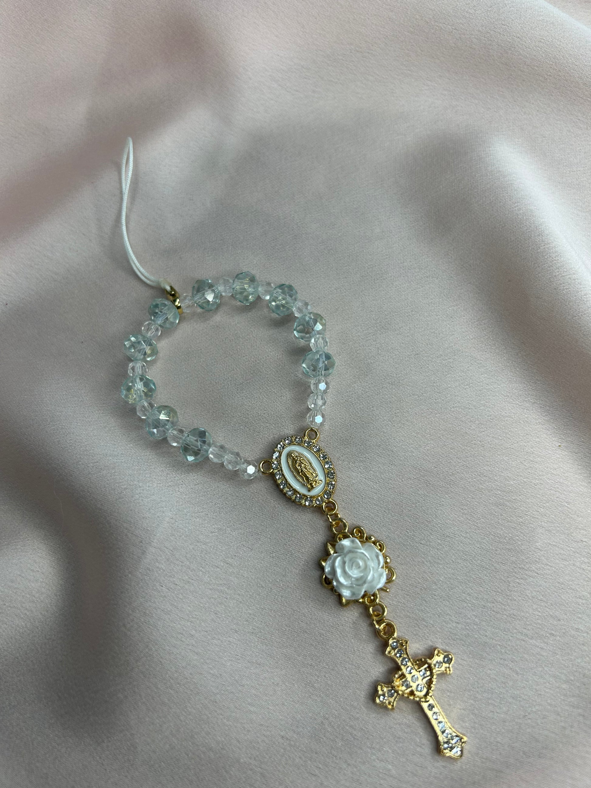 Dizainier doré et vert d’eau avec rose blanche et croix cœur, attache pour téléphone amovible The Delicate Rosary
