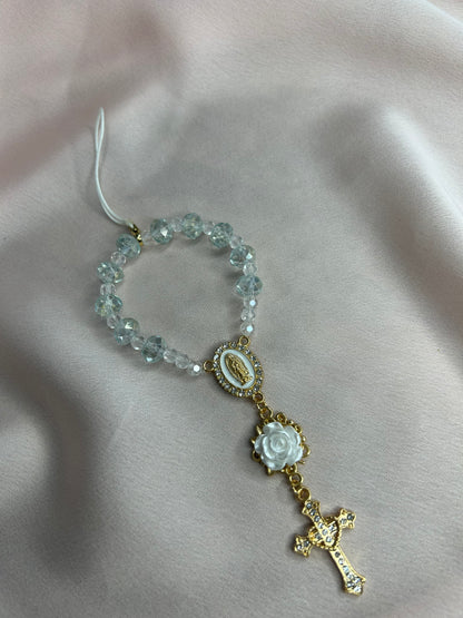 Dizainier doré et vert d’eau avec rose blanche et croix cœur, attache pour téléphone amovible The Delicate Rosary