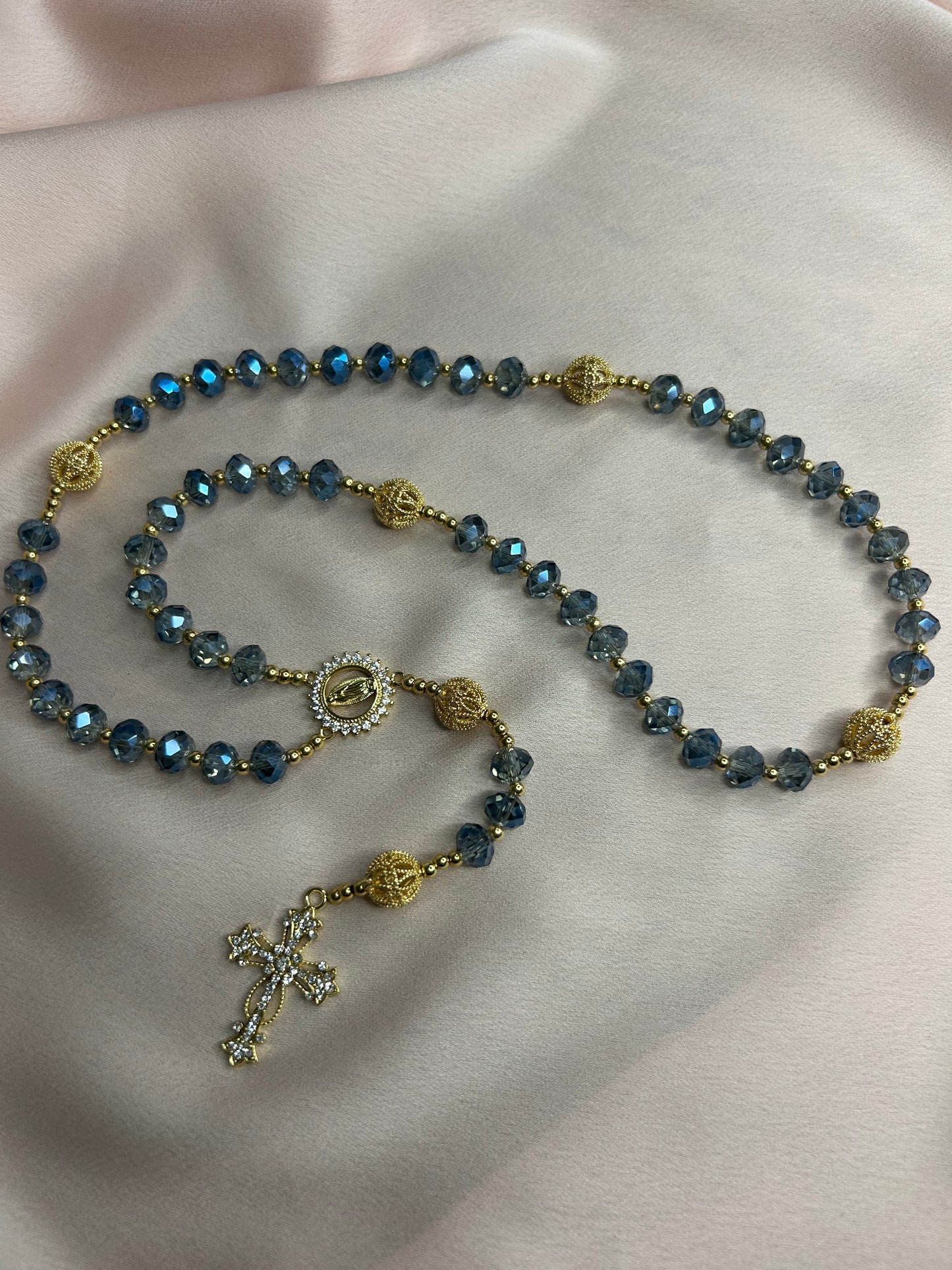 Chapelet doré et bleu-gris avec perles en laiton plaqué or The Delicate Rosary