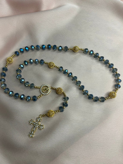 Chapelet doré et bleu-gris avec perles en laiton plaqué or The Delicate Rosary