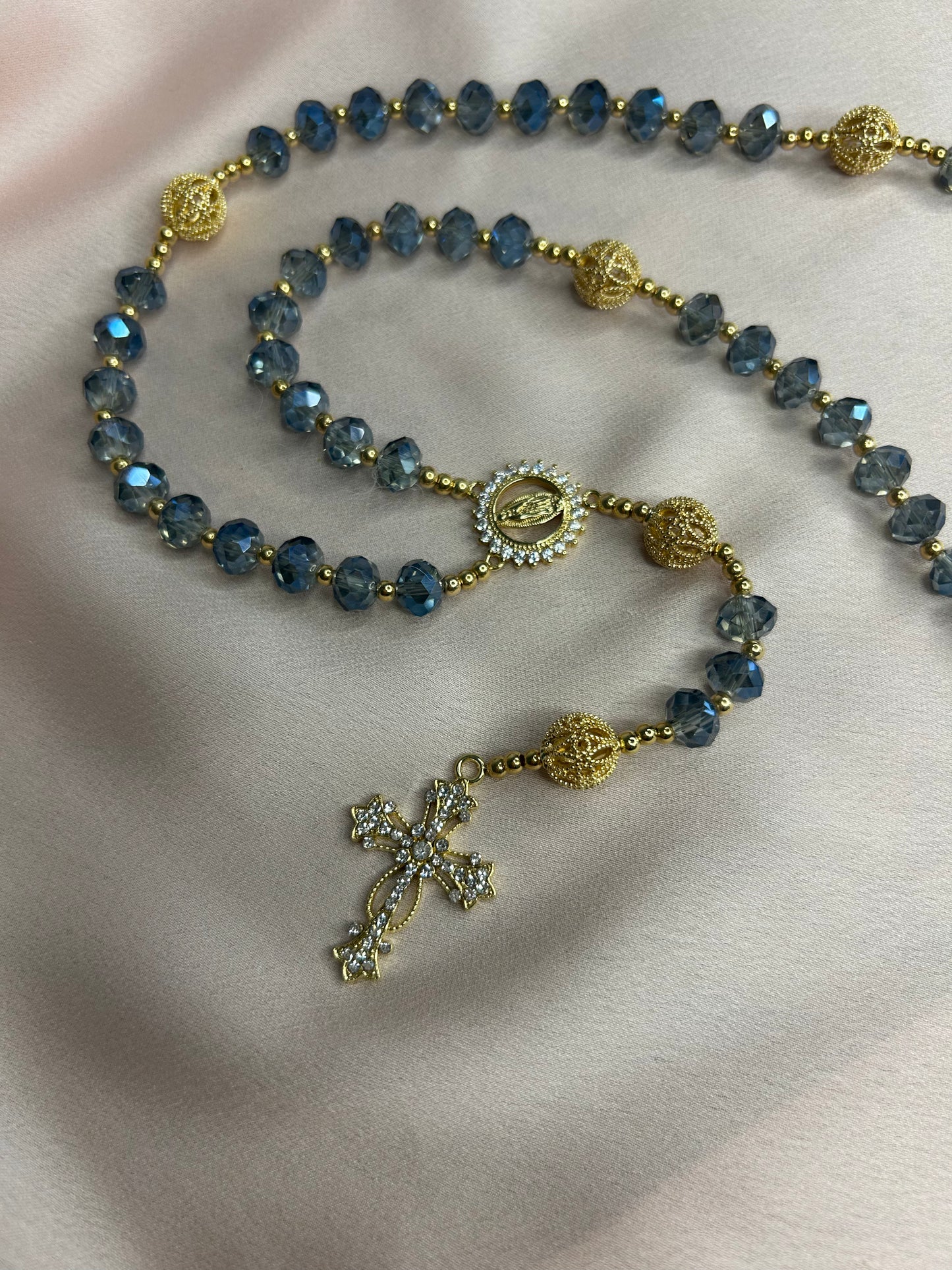 Chapelet doré et bleu-gris avec perles en laiton plaqué or The Delicate Rosary