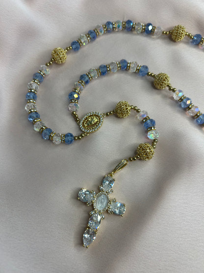 Chapelet doré et bleu ciel avec perles ajourée et grande croix Vierge Marie The Delicate Rosary