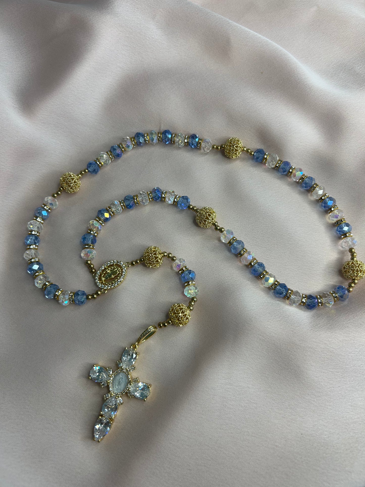 Chapelet doré et bleu ciel avec perles ajourée et grande croix Vierge Marie The Delicate Rosary