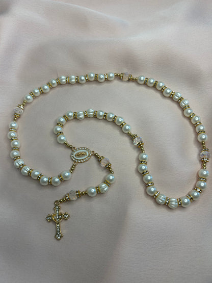 Chapelet doré et blanc avec perles texturées et croix avec cœur The Delicate Rosary