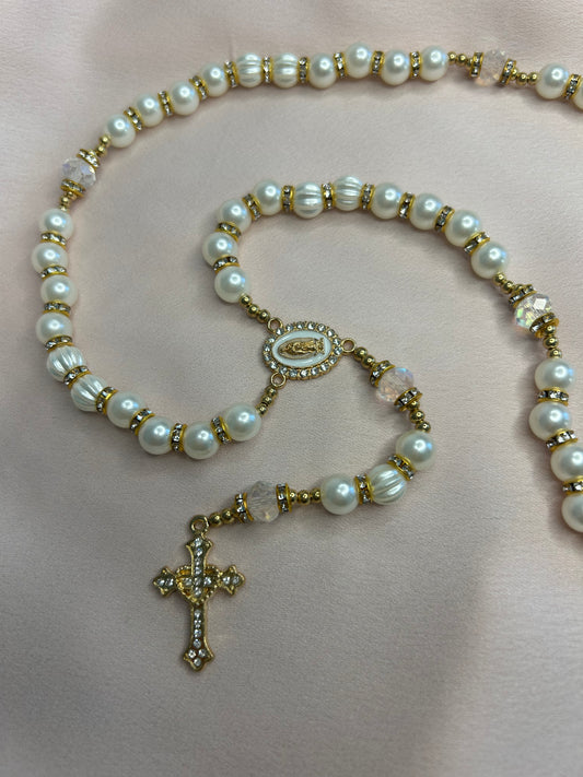 Chapelet doré et blanc avec perles texturées et croix avec cœur The Delicate Rosary