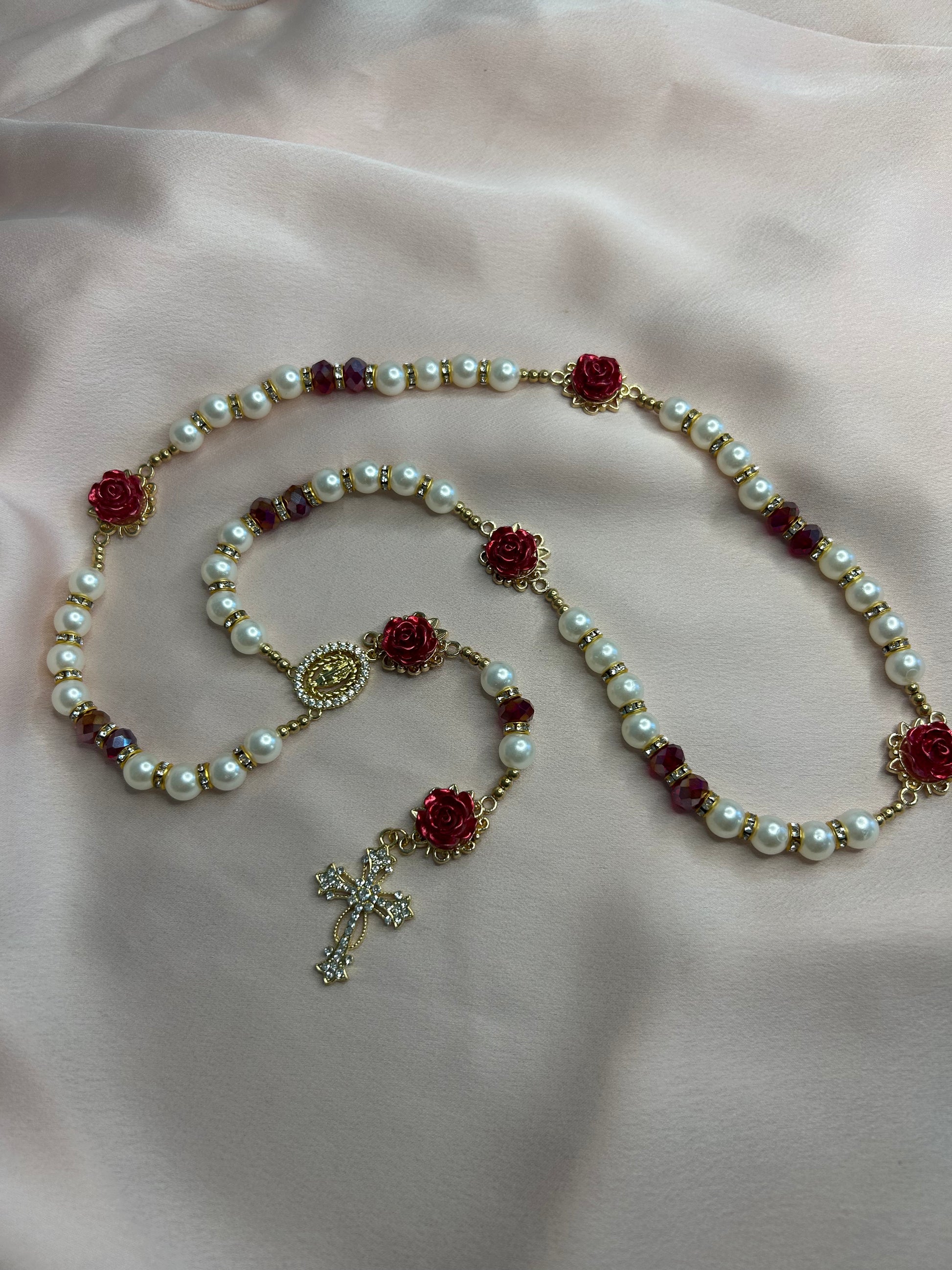 Chapelet doré, rouge et nacré avec roses rouges The Delicate Rosary