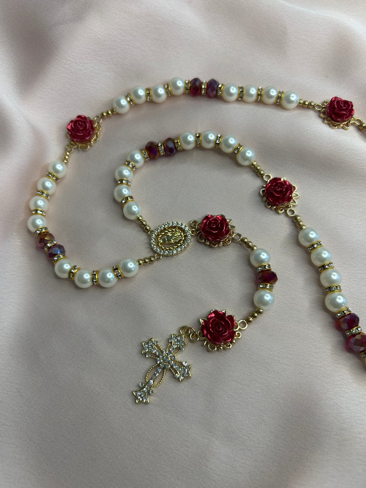 Chapelet doré, rouge et nacré avec roses rouges The Delicate Rosary