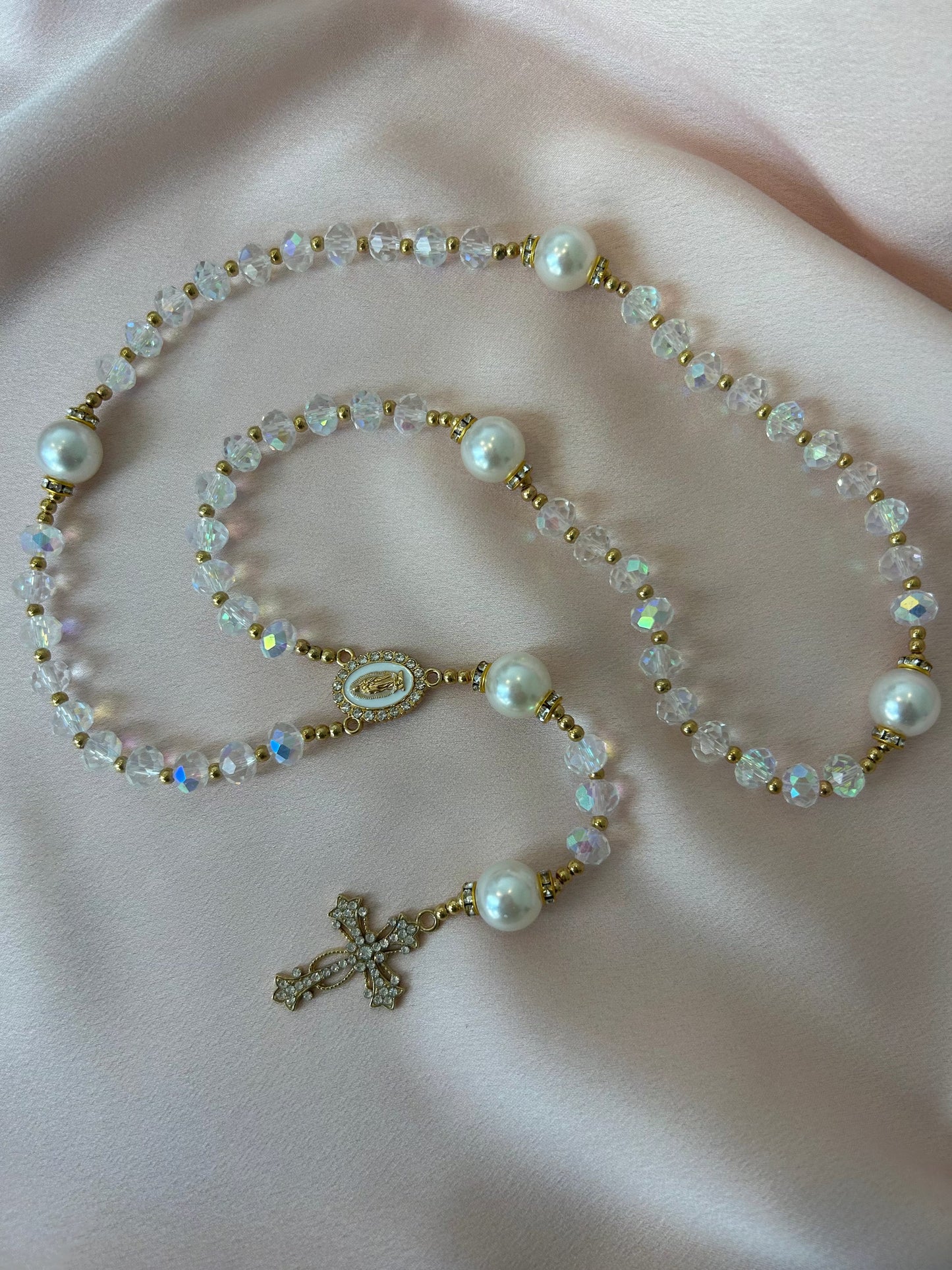 Chapelet doré avec perles nacrées et perles à facettes transparentes The Delicate Rosary