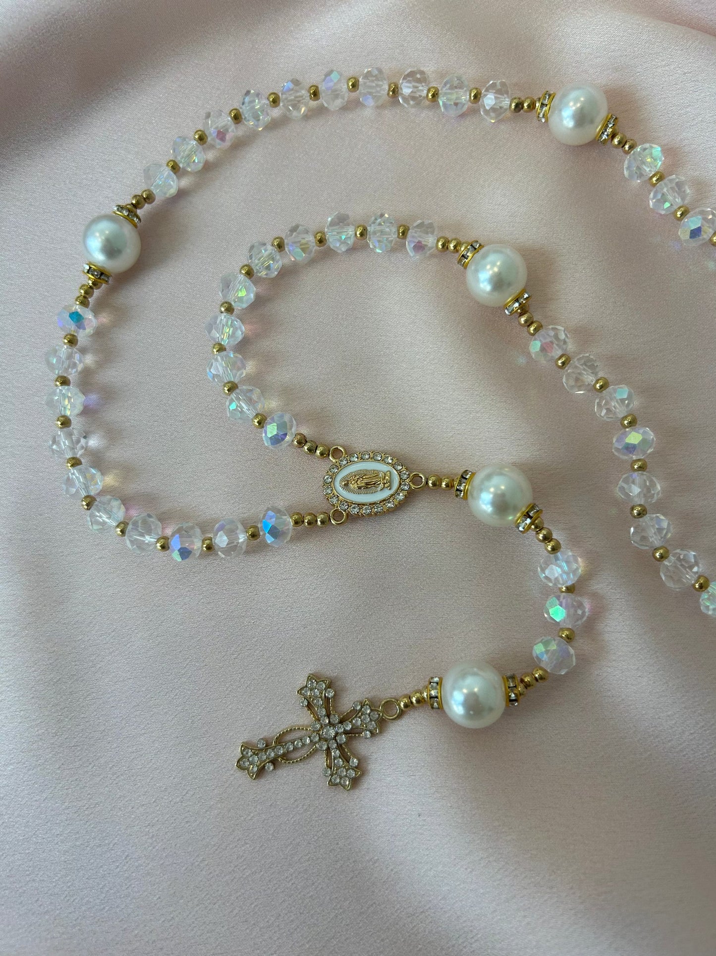 Chapelet doré avec perles nacrées et perles à facettes transparentes The Delicate Rosary
