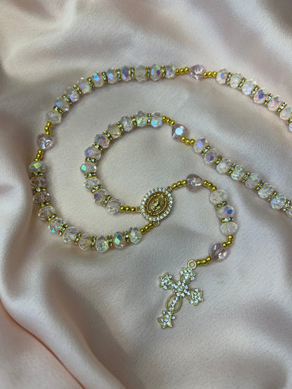 Chapelet doré avec perles transparentes et cœurs roses The Delicate Rosary