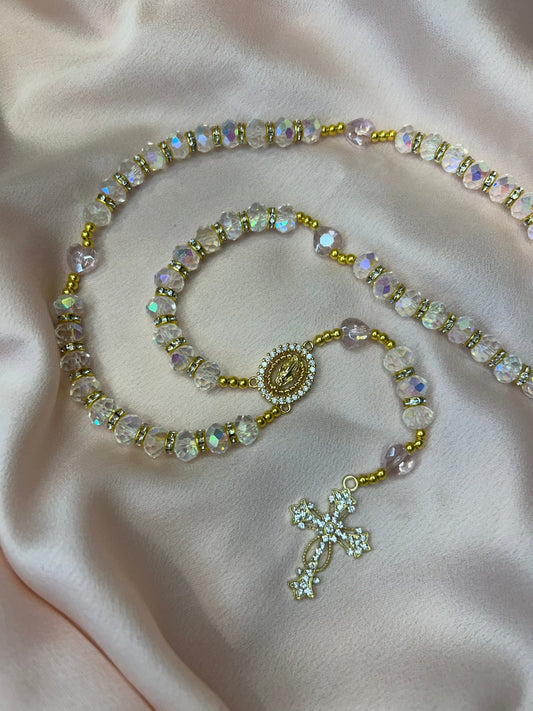 Chapelet doré avec perles transparentes et cœurs roses The Delicate Rosary