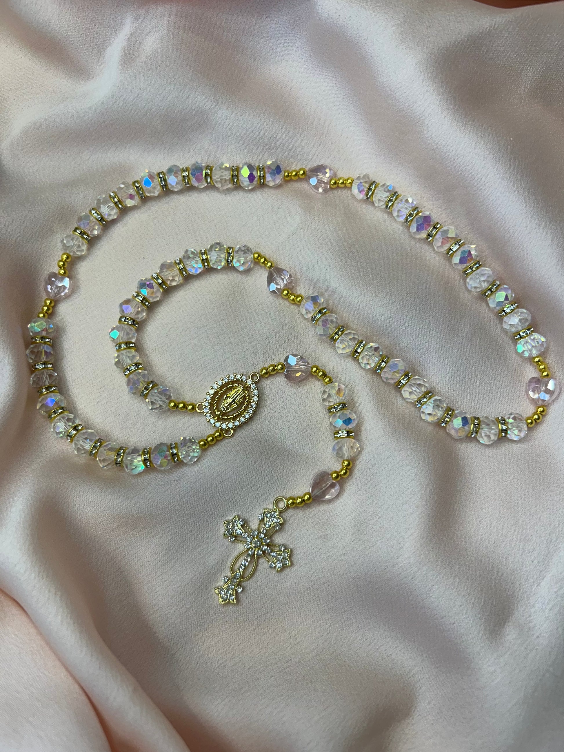 Chapelet doré avec perles transparentes et cœurs roses The Delicate Rosary