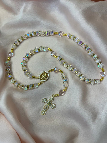Chapelet doré avec perles transparentes et cœurs roses The Delicate Rosary