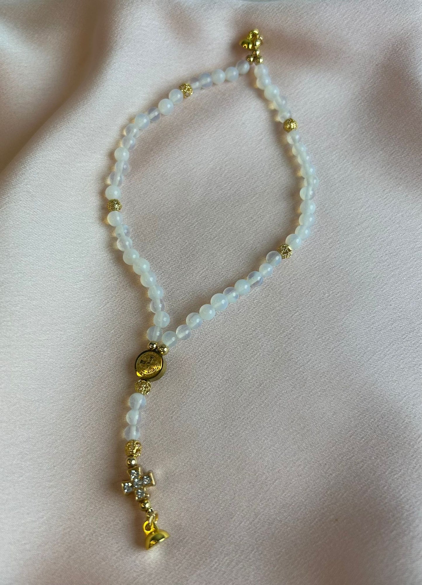 Bracelet-chapelet miniature, pierre de lune et plaqué or The Delicate Rosary