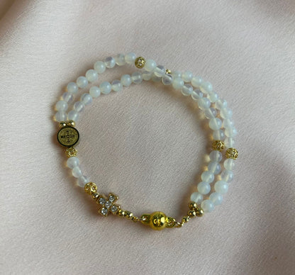 Bracelet-chapelet miniature, pierre de lune et plaqué or The Delicate Rosary