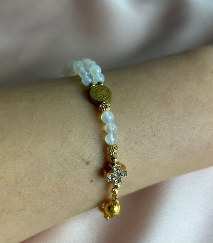 Bracelet-chapelet miniature, pierre de lune et plaqué or The Delicate Rosary