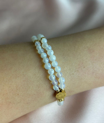 Bracelet-chapelet miniature, pierre de lune et plaqué or The Delicate Rosary