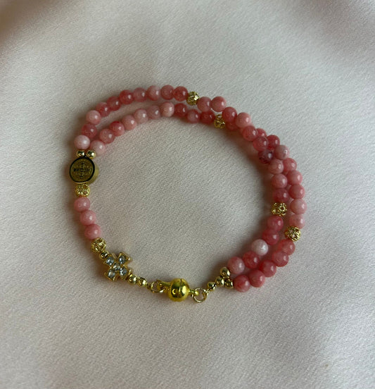 Bracelet-chapelet miniature, angélite rouge et plaqué or The Delicate Rosary