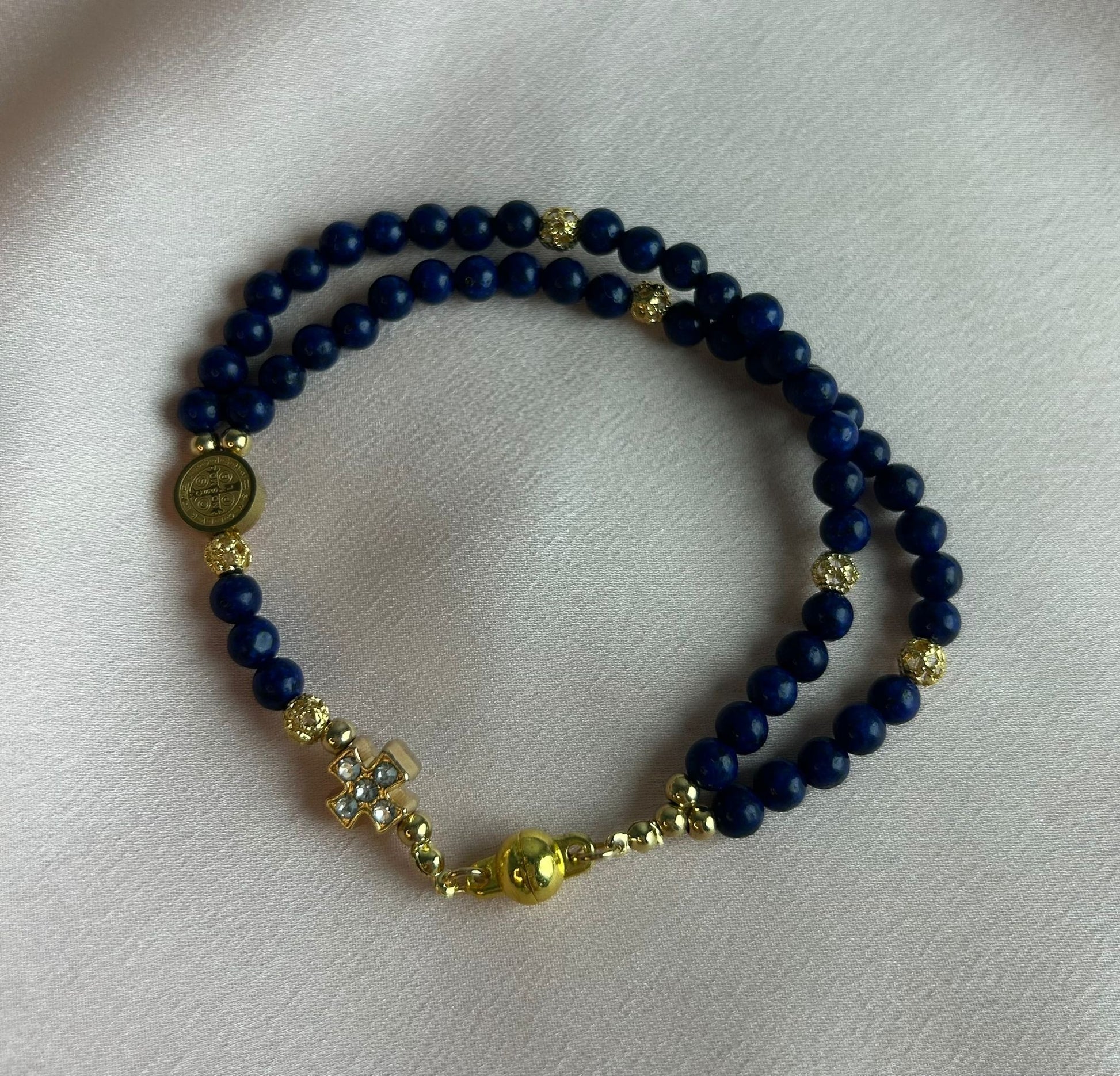 Bracelet-chapelet miniature, lapis lazuli et plaqué or The Delicate Rosary