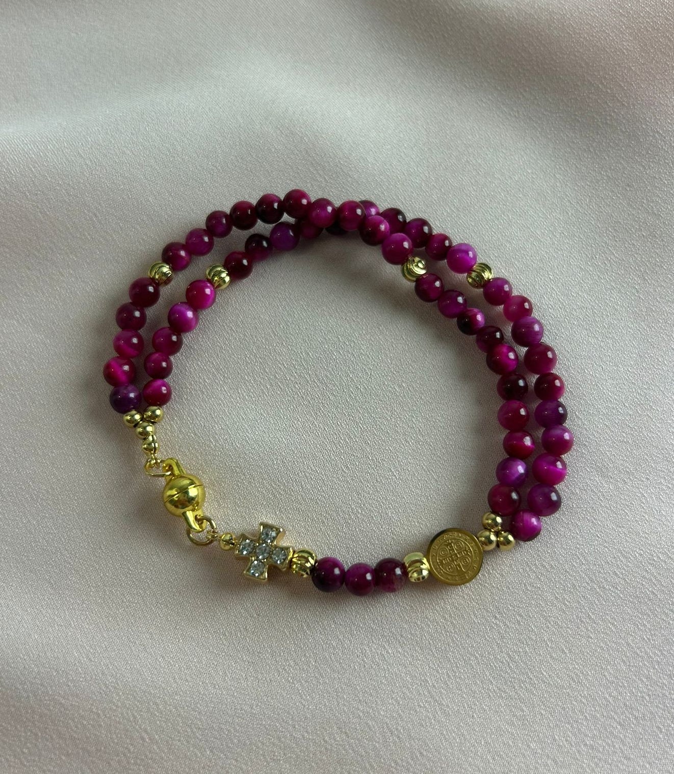 Bracelet-chapelet miniature, œil de tigre rose-rouge et doré The Delicate Rosary