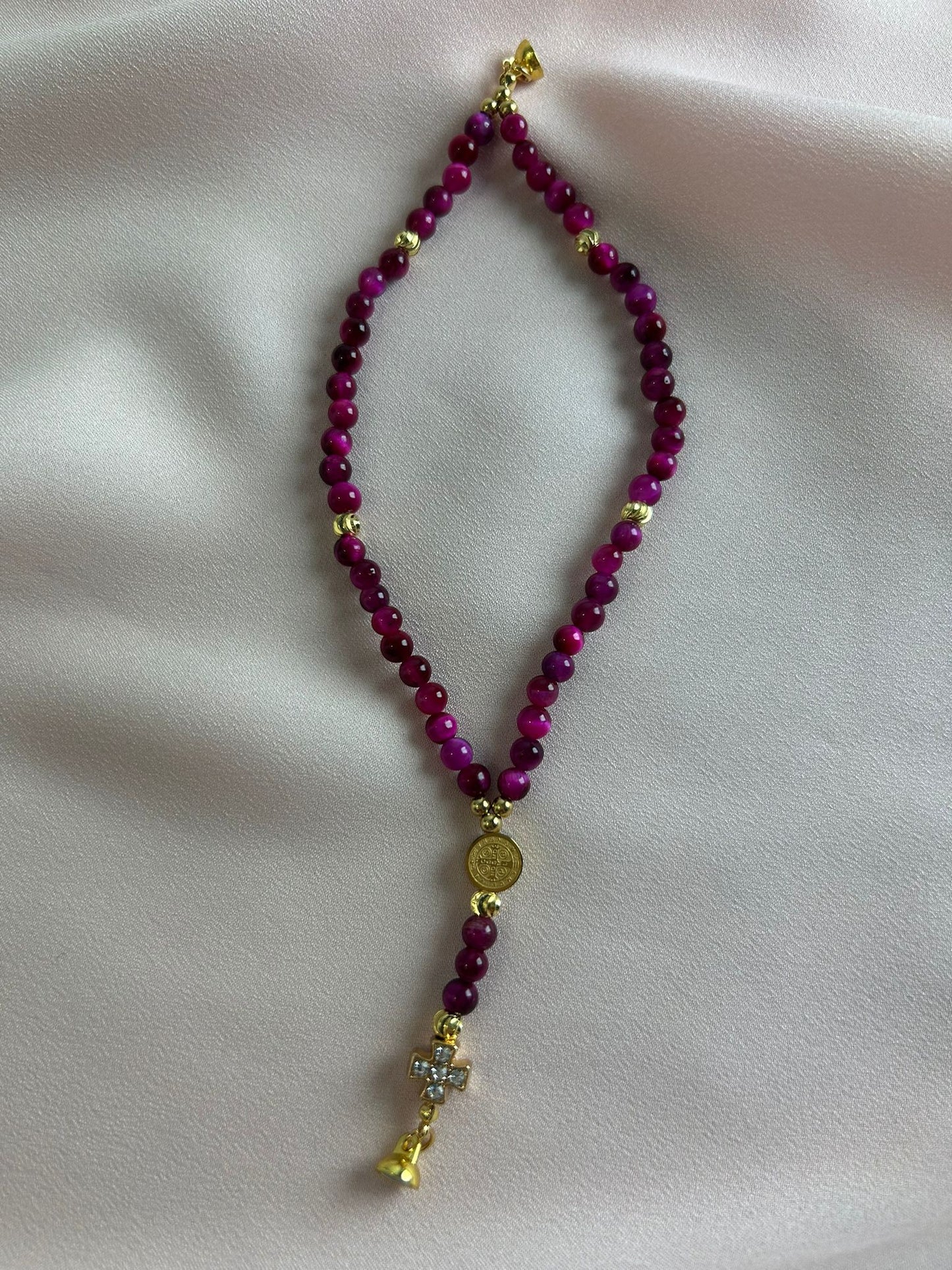 Bracelet-chapelet miniature, œil de tigre rose-rouge et doré The Delicate Rosary