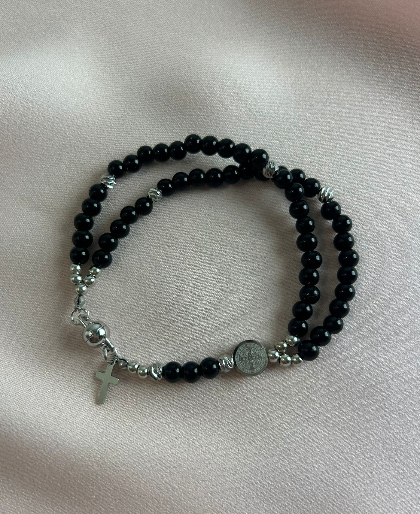 Bracelet-chapelet miniature, onyx et argenté, modèle mixte The Delicate Rosary