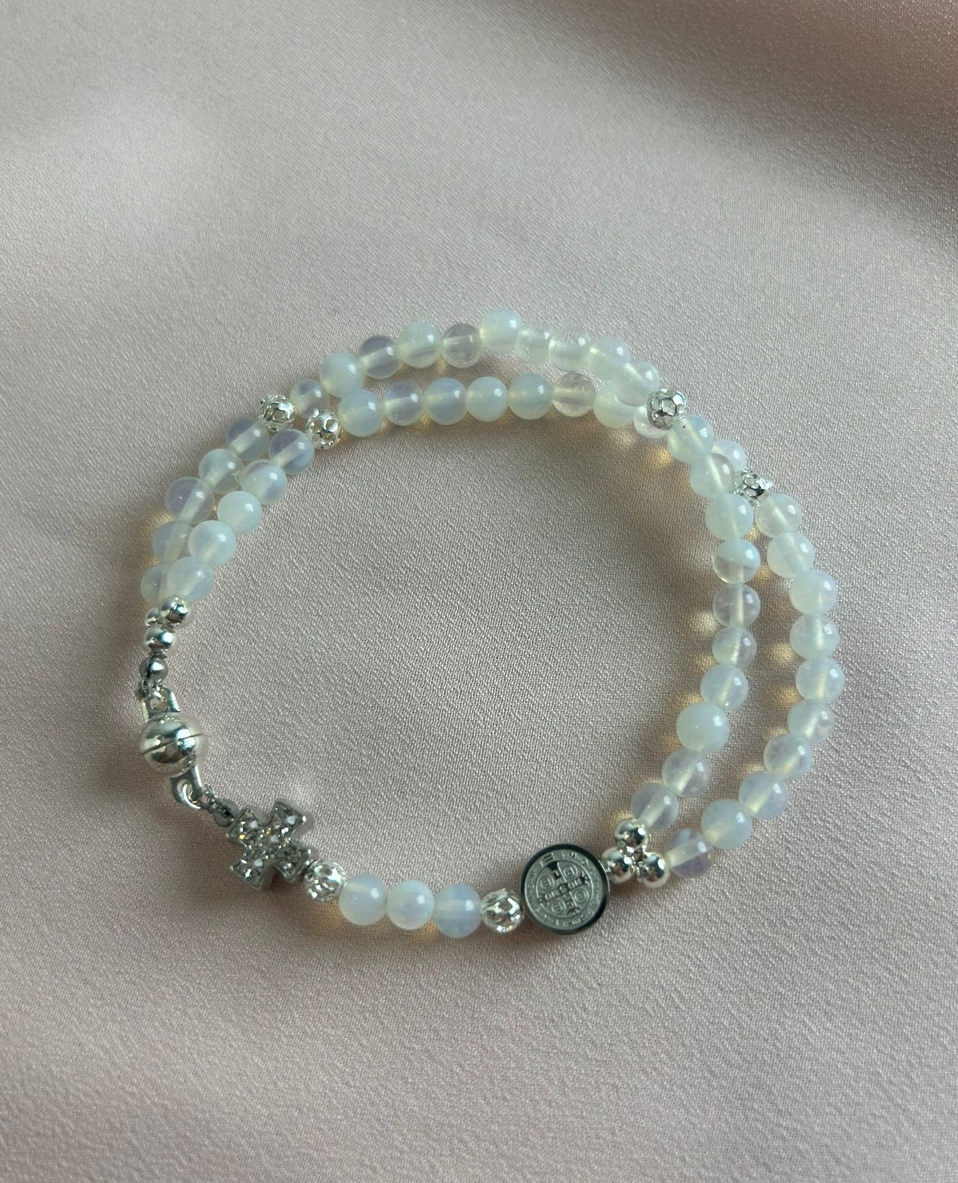 Bracelet-chapelet miniature, pierre de lune et argenté The Delicate Rosary