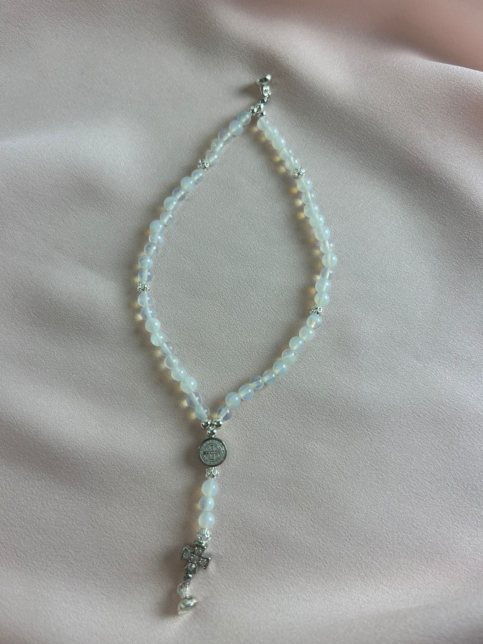 Bracelet-chapelet miniature, pierre de lune et argenté The Delicate Rosary