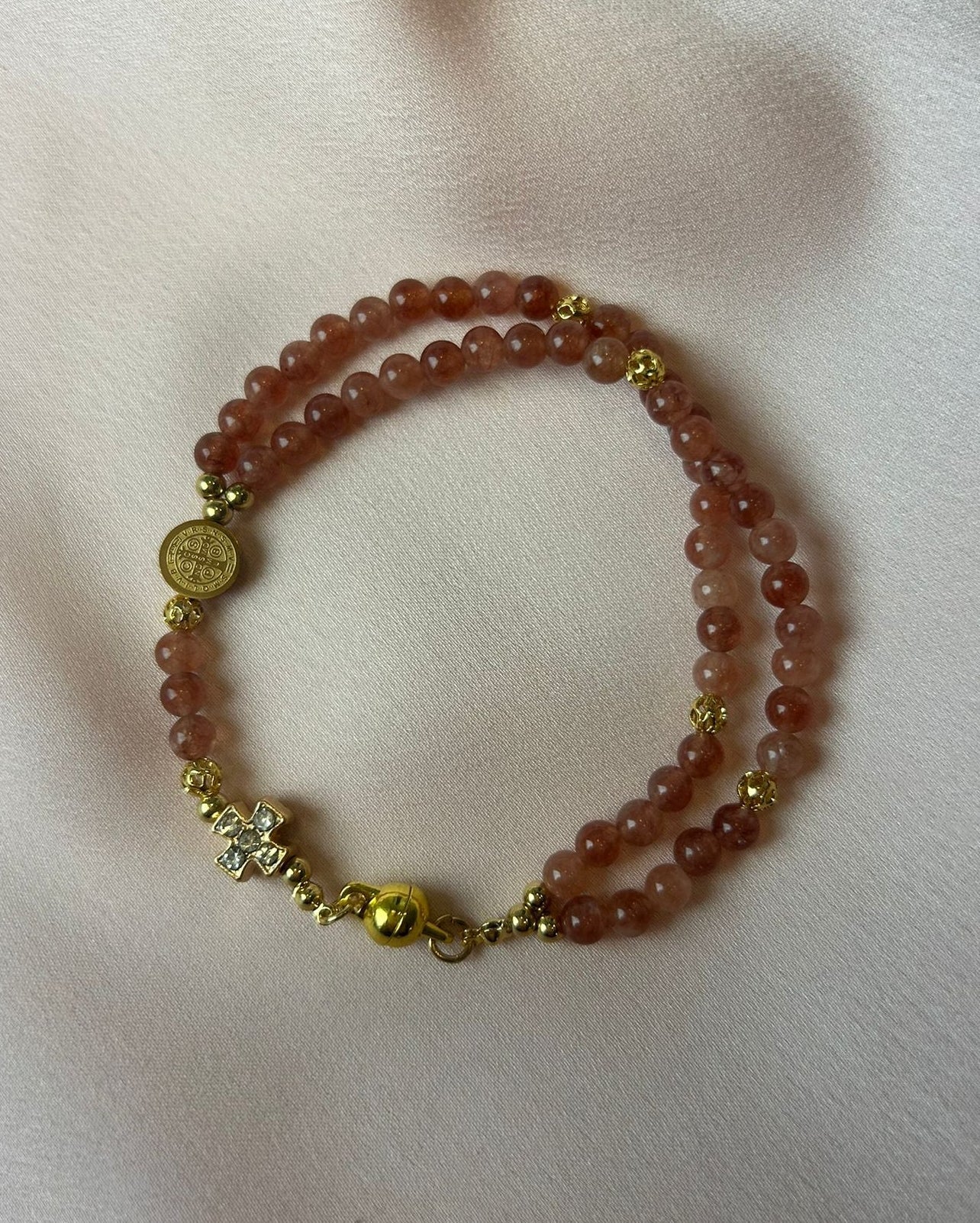 Bracelet-chapelet miniature, pierre de soleil et plaqué or The Delicate Rosary