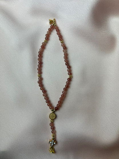 Bracelet-chapelet miniature, pierre de soleil et plaqué or The Delicate Rosary