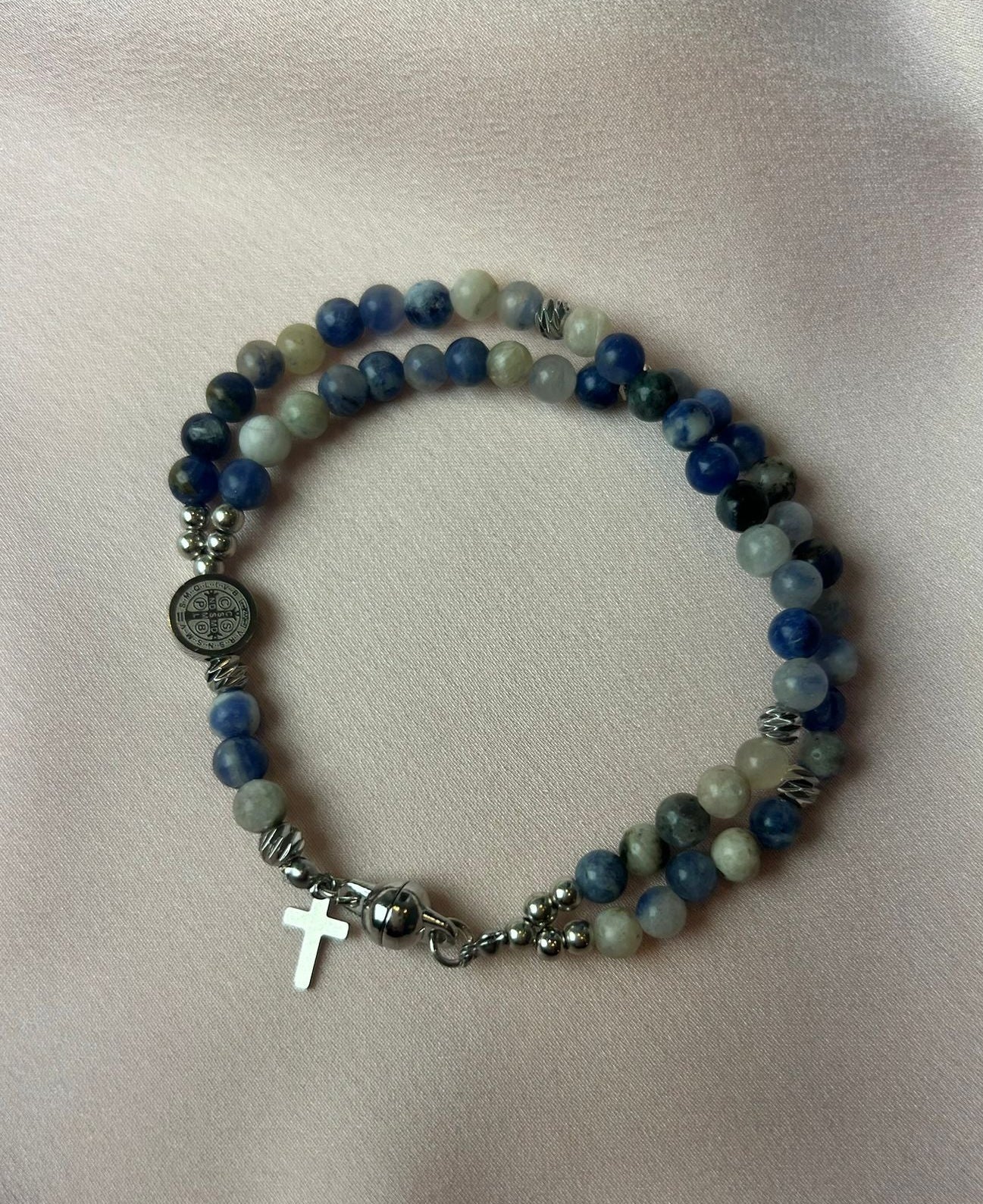 Bracelet-chapelet miniature, sodalite et plaqué or, modèle mixte The Delicate Rosary