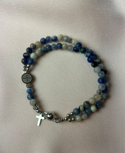 Bracelet-chapelet miniature, sodalite et plaqué or, modèle mixte The Delicate Rosary